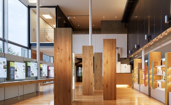 漱石山房記念館　玄関内